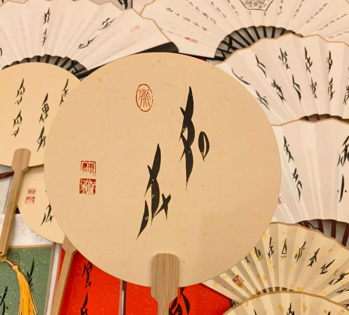 素色团扇与绣花布帕